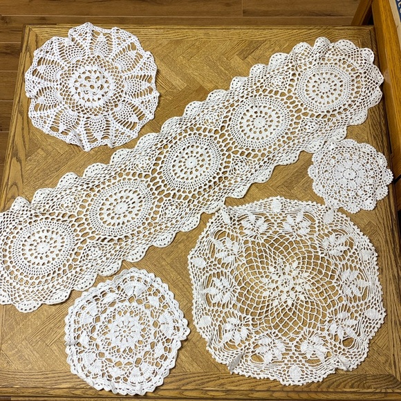 Five vintage handmade lace style doilies - Picture 1 of 2